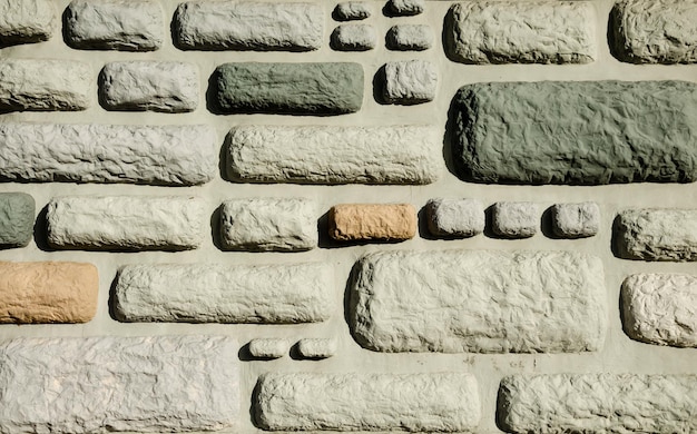 Een stenen muur gemaakt van richels van verschillende kleuren.