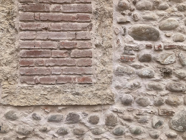 Een stenen muur met een bakstenen muur en een raam waarop staat "niet binnengaan".
