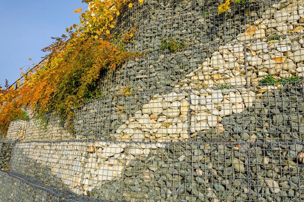 Een stenen muur met een omsluitend raster.