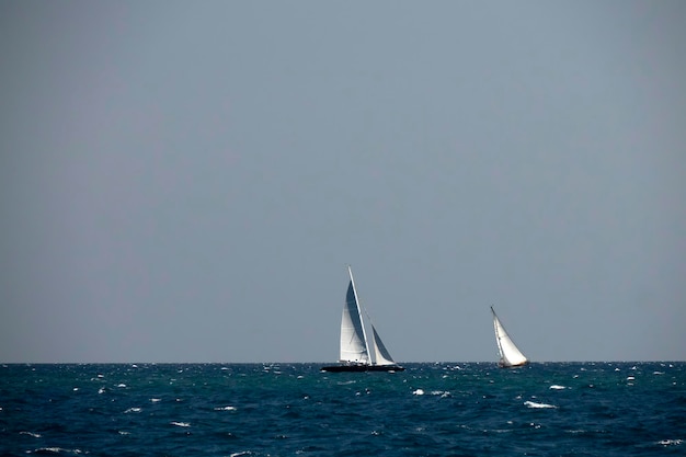 Een sterke windregatta in Barcelona Zeilschip in een sterke wind Yachting