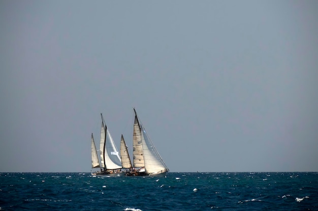 Een sterke windregatta in Barcelona Zeilschip in een sterke wind Yachting