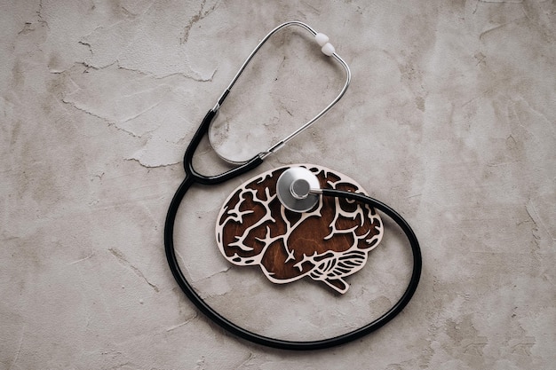 Foto een stethoscoop en hersenen bewustwording van de ziekte van alzheimer de ziekte van parkinson, dementie of geestelijke gezondheid
