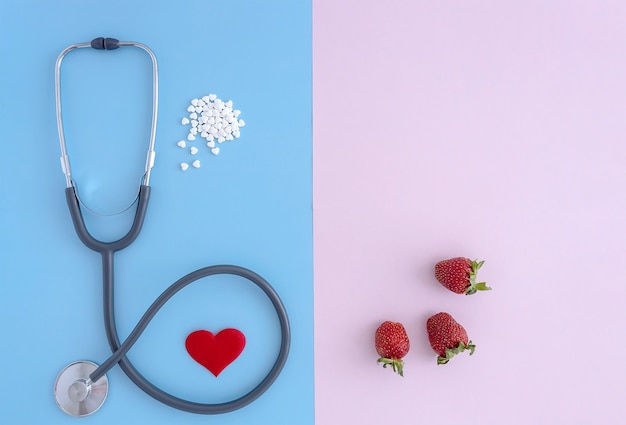 Een stethoscoop pillen een hart en aardbeien natuurlijke vitamines