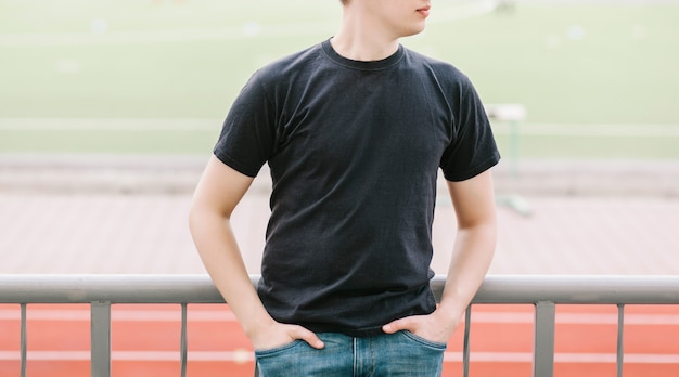 Een stijlvolle man in een zwart t-shirt. straatfoto