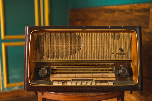 Een stijlvolle retro radiospeler staat op een houten tafel