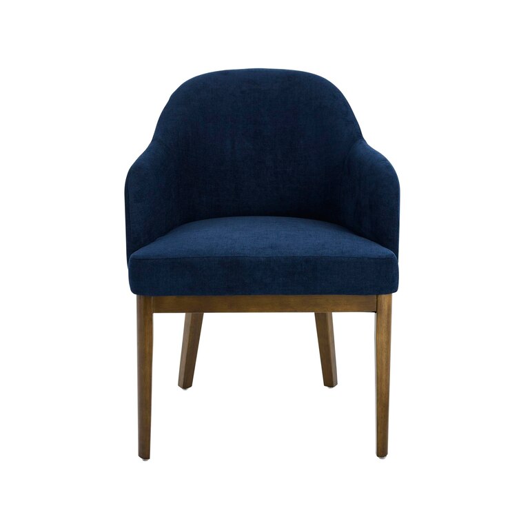 Foto een stoel met een blauw kussen dat de naam op de rug zegt