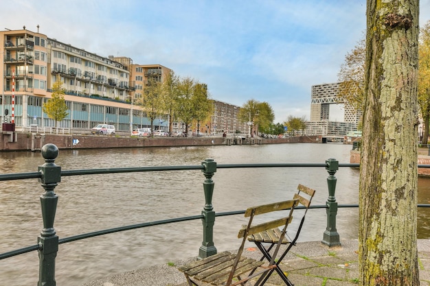 Een stoel zittend aan de kant van een rivier