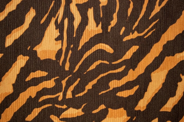 Een stof met bruine en zwarte dierenprint met een bruin patroon.