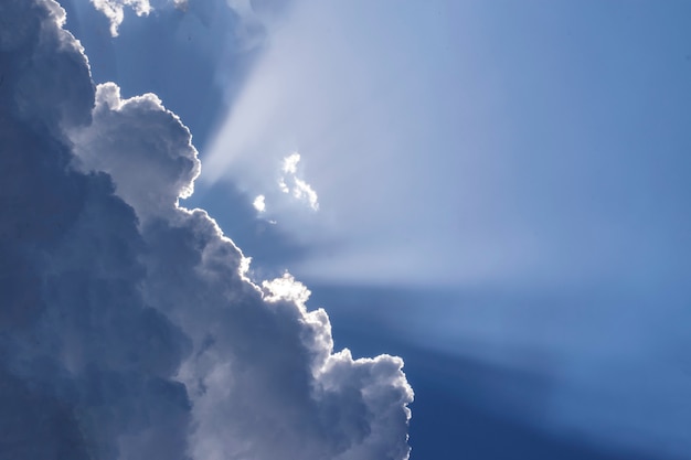 Een storm wolk in de lucht met zonnestralen