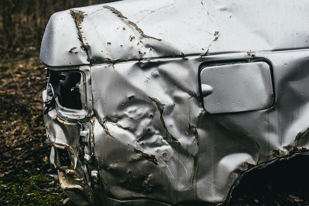 Een stortplaats met kapotte, verroeste auto's, hun onderdelen en banden