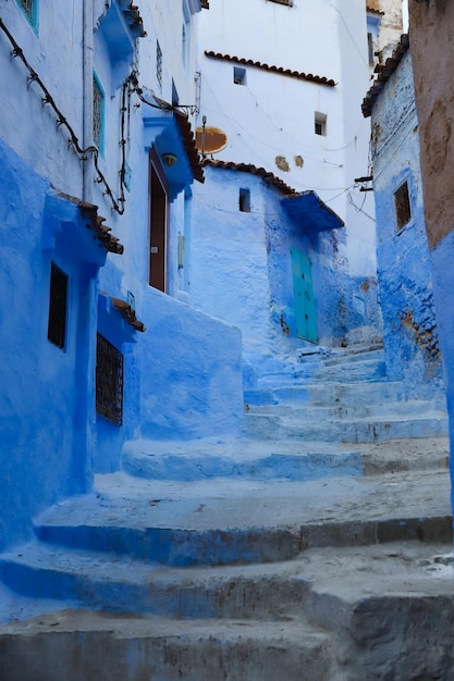 Een straat in de blauwe stad Chefchaouen, Marokko