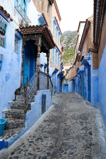 Een straat in de blauwe stad Chefchaouen, Marokko