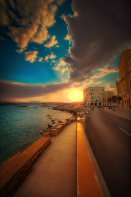 Een straat in malta met daarachter de ondergaande zon