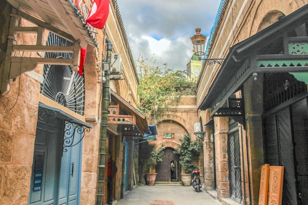 Een straat in Medina in Tunis, Tunesië