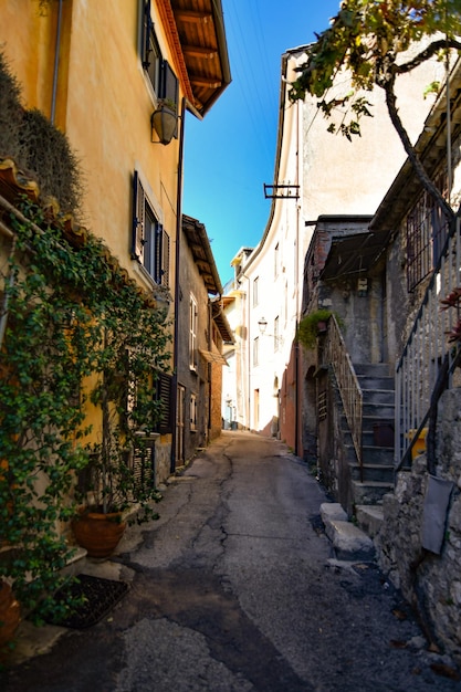 Een straat tussen oude gebouwen in Boville Ernica, een historische stad in Lazio, Italië