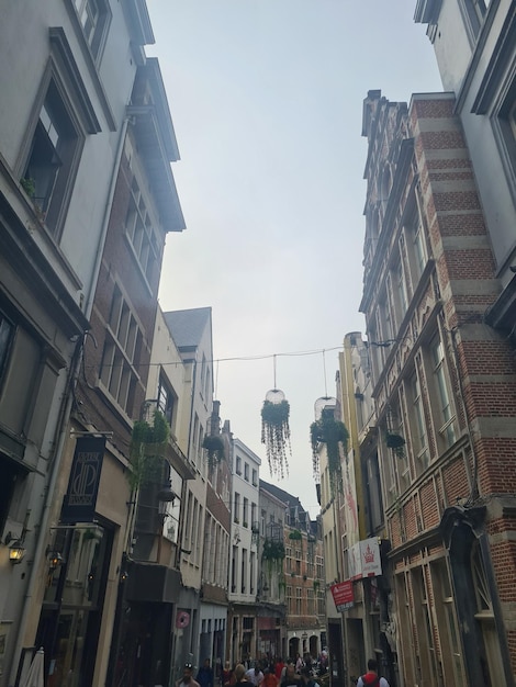 Een straatbeeld in brussel met een bord waarop staat 'de stad brussel'