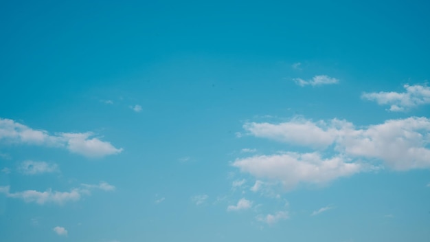 Een strak blauwe lucht met een paar wolken