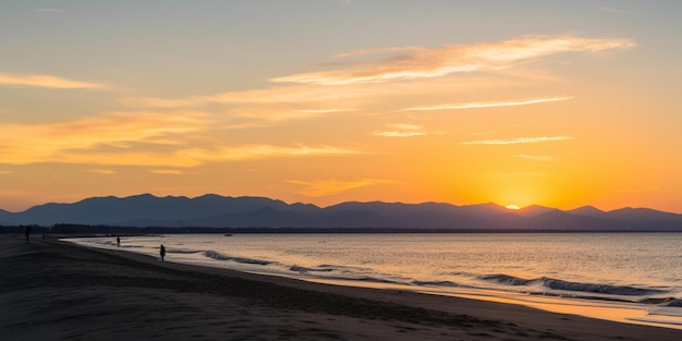 Een strand met bergen op de achtergrond