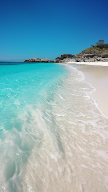 Een strand met blauw water en een wit zandstrand