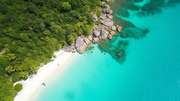 Een strand met blauw water en wit zand.