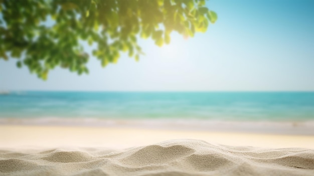 Een strand met een boom erop en de zon erop