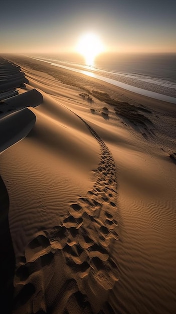 Een strand met een zonsondergang en een zandduin op de voorgrond