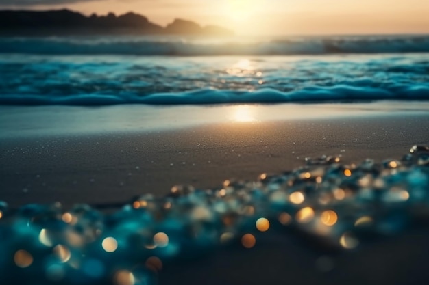 Een strand met een zonsondergang op de achtergrond