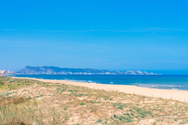 Foto een strand met in de verte uitzicht op de stad la coruna