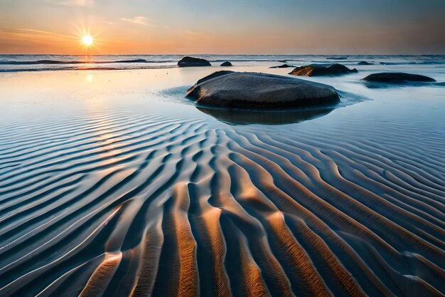 Een strand met rotsen en de ondergaande zon boven het water
