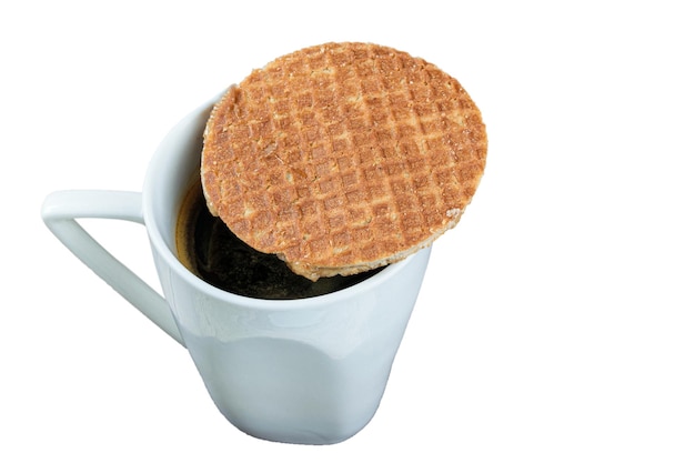 Een stroopwafelkoekje met kopje koffiewitte achtergrond