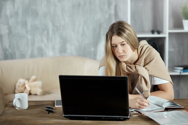 Een student bereidt zich voor op de verificatietoetsen, zittend aan een tafel met een laptop