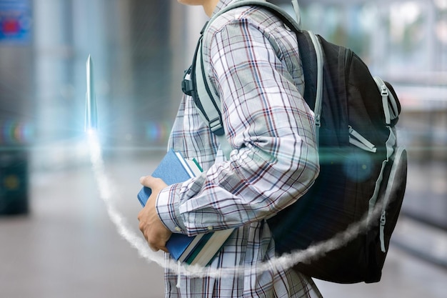 Een student loopt door een gang met een boek in zijn hand.