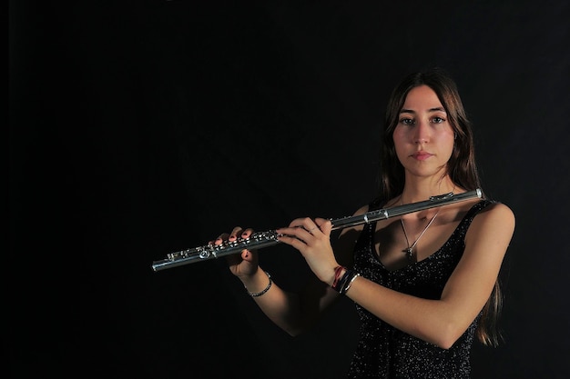 Een studente van het Muziekconservatorium repeteert in de klas.