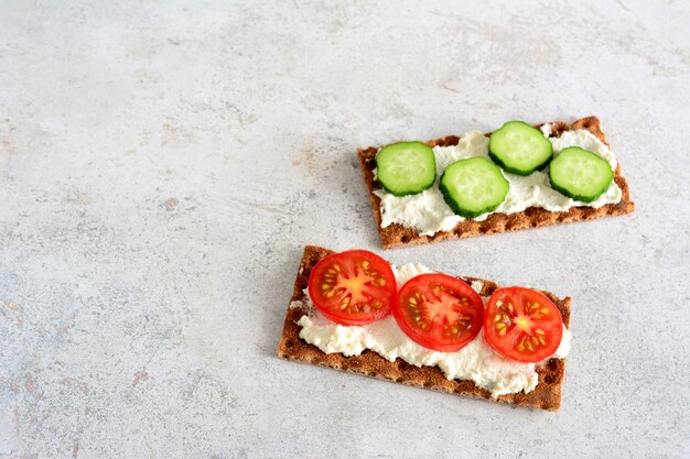 een stuk brood met tomaten en komkommer erop kopieer ruimte