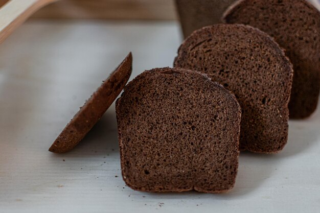 Een stuk chocoladetaart waar een plakje uit is geknipt