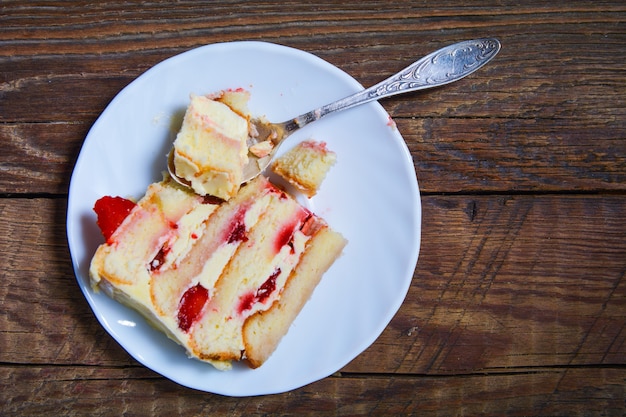 Een stuk huisgemaakte fruitcake met slagroom