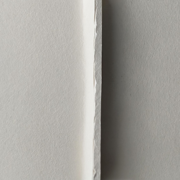 een stuk papier dat wit is met een klein gat erin