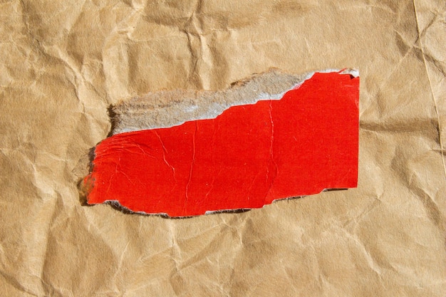 Een stuk papier met een rood label waarop 'rood' staat