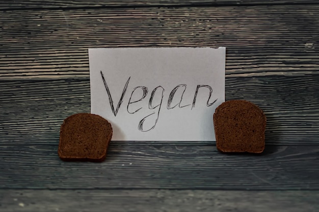 Foto een stuk papier waarop vegan staat