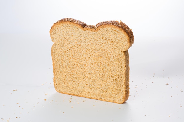 Een stuk toast op een witte achtergrond