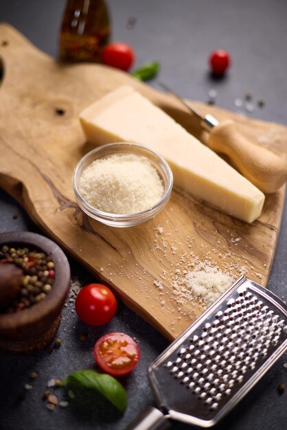 Een stuk traditionele Italiaanse parmesan harde kaas op een houten snijplank in de huishoudelijke keuken