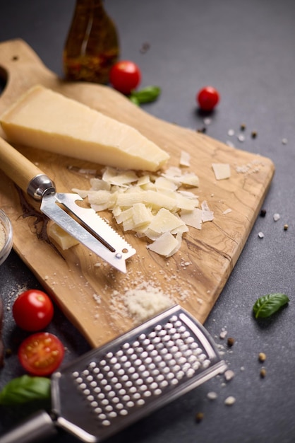 Een stuk traditionele Italiaanse parmesan harde kaas op een houten snijplank in de huishoudelijke keuken