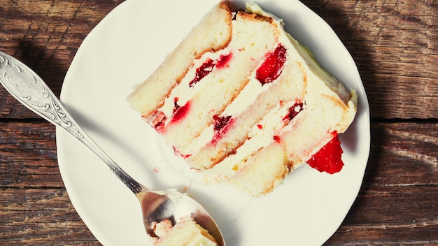 Een stuk zelfgemaakte cake met slagroom