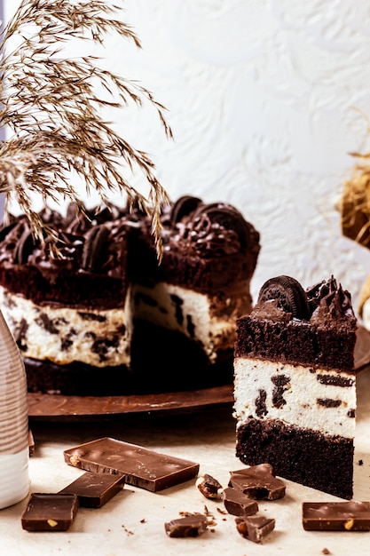 Een stuk zelfgemaakte oreo cake