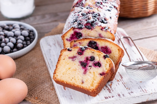 Een stuk zwarte bessencake