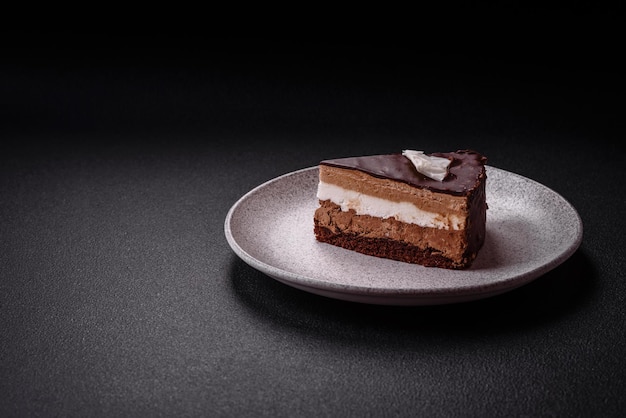 Een stukje heerlijke zoete chocoladekoek met sponskoek en room.