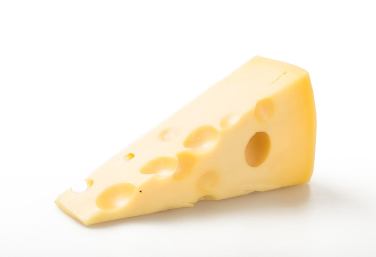 Foto een stukje zwitserse kaas.