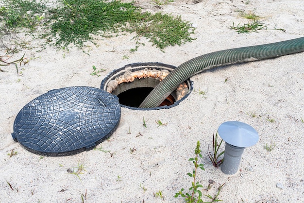 Foto een suigpijp van vier centimeter die in een septic tank wordt geplaatst om huishoudelijk afvalwater te zuigen