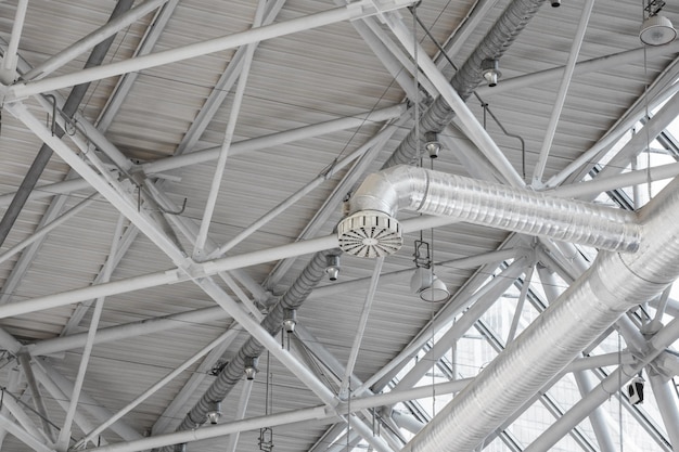 Een systeem van ventilatiebuizen onder stadionplafond