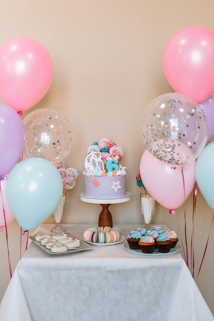 Een taart die op een tafel staat, versierd voor een verjaardag Ballonnen taarten lolly's Zesde verjaardag